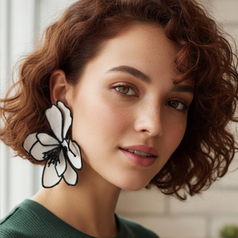 ✨NEW Elegant Black and White Floral Earrings - Picture 3 of 9